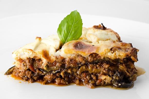Moussaka - Grecka zapiekanka z mięsem, bakłażanem i beszamelowym sosem