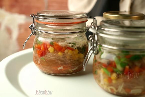 Domowa zupka błyskawiczna według Rachel Khoo