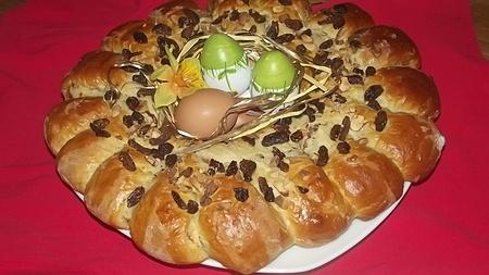Wieniec drożdżowy z bakaliami