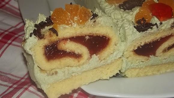 Rolada z galaretką truskawkową