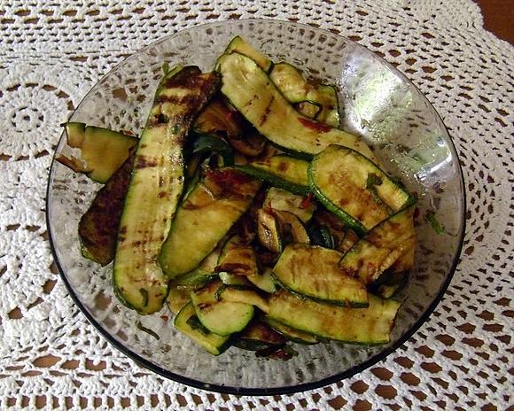 Cukinia z sosem chilli i bazylii