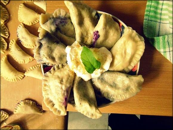 Pierogi z jagodami, serem mascarpone i miętą