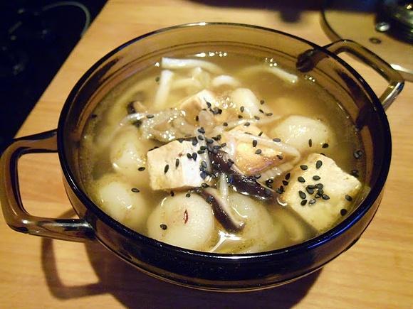 Zupa z tofu, kasztanami wodnymi i makaronem udon