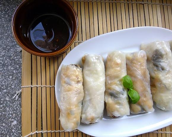 Sajgonki wegetariańskie z tofu i grzybami na parze