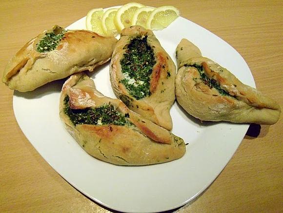 Pide ze szpinakiem i serem feta - przepis na tureckie ciasto drożdżowe