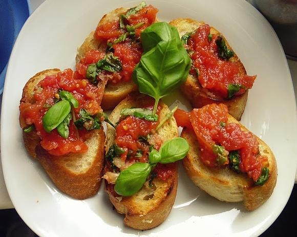 Bruschetta z pomidorami i bazylią