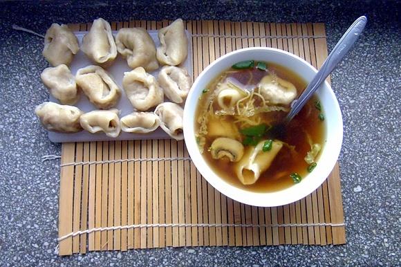 Pierożki won ton z chińskiej kuchni