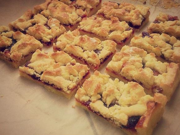 Kruchy placek z konfiturą truskawkową