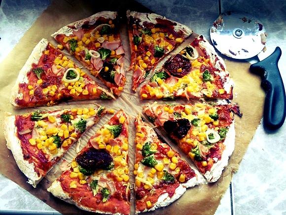 Kolorowa pizza z brokułami i kukurydzą