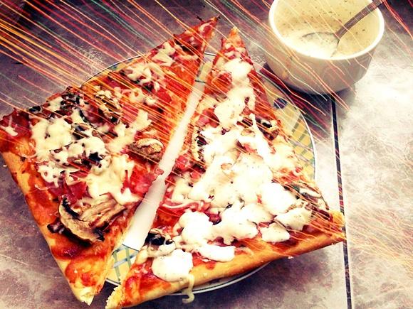 Pizza capriciosa z sosem ziołowo-chilli