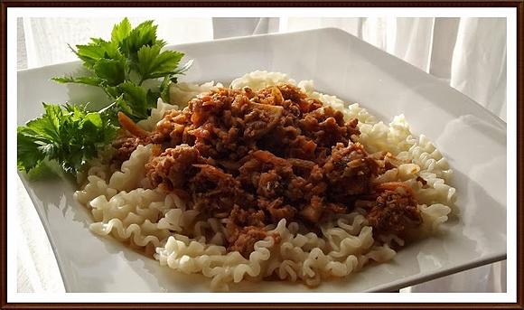 Falbanki Bolognese z pieczarkami