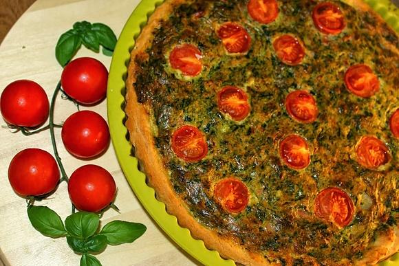 Tarta drożdżowa ze szpinakiem boczkiem i kozim serem