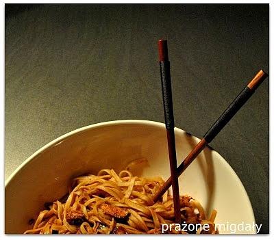 Łosoś z orientalnym nutą i makaronem ryżowym
