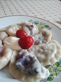 Pierogi z truskawkami i jagodami