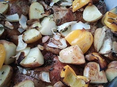 Pieczony kurczak z papryką i ziemniakami