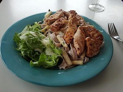 Makaron z grillowanym kurczakiem i szparagami