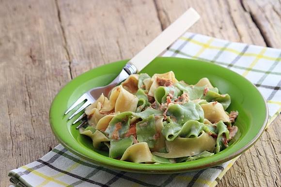 Pappardelle paglia e fieno z kurkami i speckiem