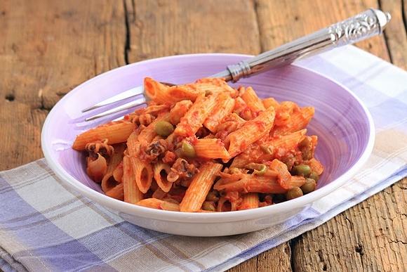 Penne z mątwą i zielonym groszkiem