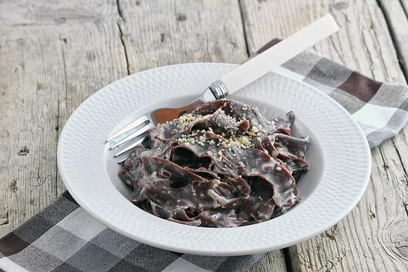 Pappardelle czekoladowe z serem gorgonzola i orzechami włoskimi