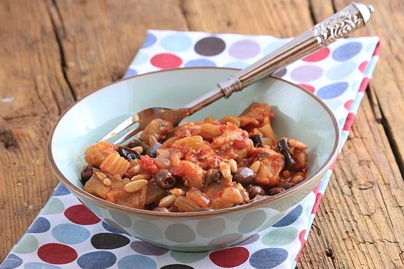 Caponata słoneczna sycylijska potrawa z bakłażanem