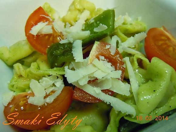 Sałatka z tortellini i pesto