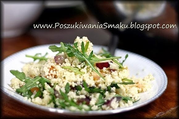 Sałatka z kaszy kuskus z pomidorami, winogronami, serem lazur i rukolą
