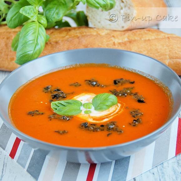Zupa pomidorowa z czarnymi oliwkami
