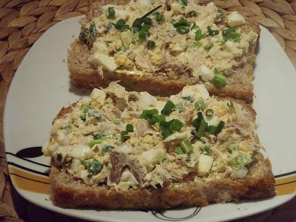 Tradycyjna pasta z makreli z jajkami i szczypiorkiem