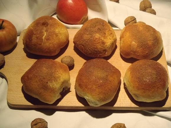 Słodkie drożdżowe bułeczki z jabłkami i orzechami