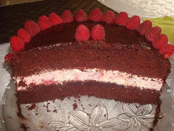 Tort czekoladowo-malinowy z bitą śmietaną