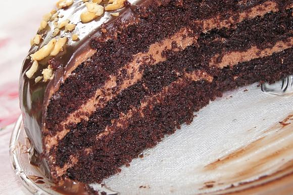 Tort czekoladowy z kremem Nutellowym na cieście czekoladowym