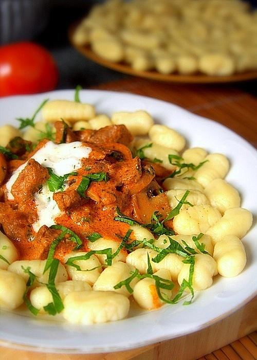 Włoskie gnocchi z gulaszem Stroganoff