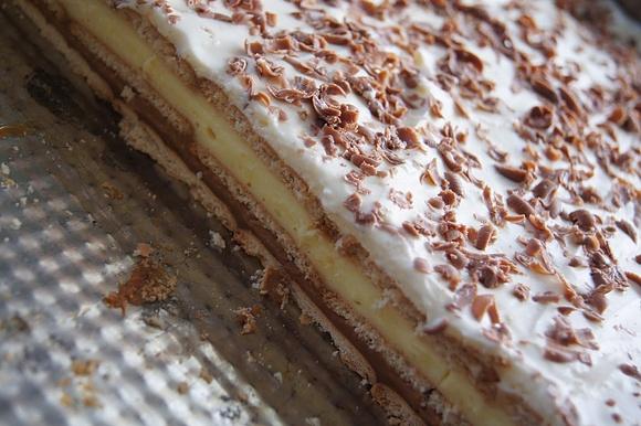 Ciasto Bit z herbatnikami, bitą śmietaną i karmelem
