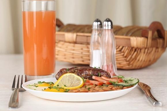 Napój z soku marchwiowego z dodatkami na piknik