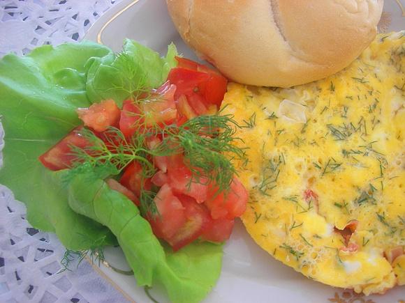 Pyszny omlet z koperkiem i pomidorem