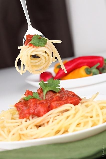 Pyszne spaghetti z sosem pomidorowym