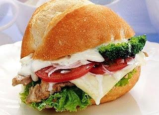 Cheeseburger z sosem jogurtowym i warzywami