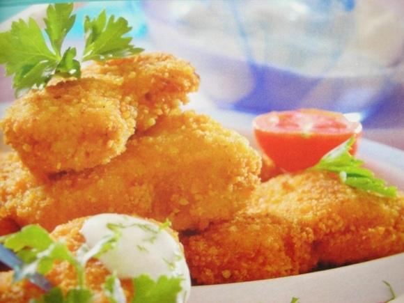 Domowe nuggetsy z sosem jogurtowym