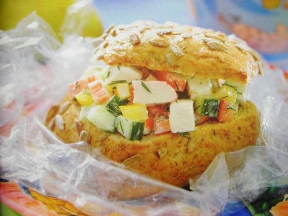 Sałatka z feta w bułeczce
