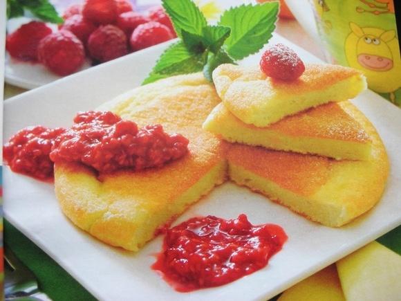 Puszysty omlet z sosem malinowym