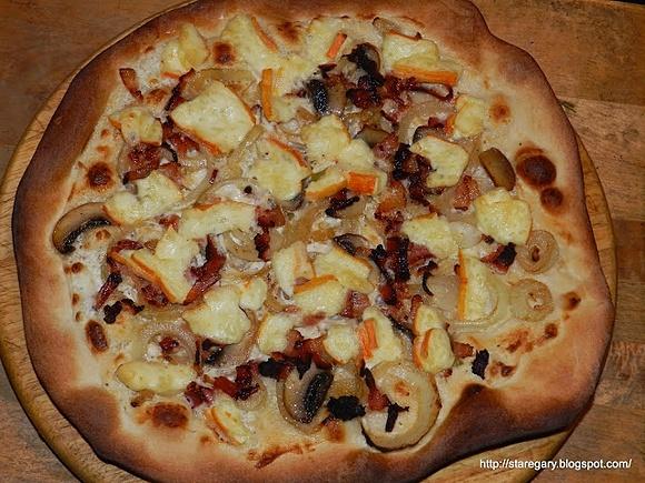 Tarte flambée - francuski cienki placek z cebulą i bekonem