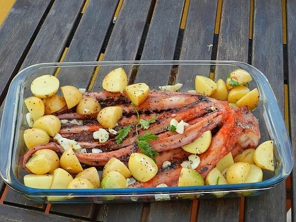 Ośmiornica duszona z porto i pieczona z ziemniakami
