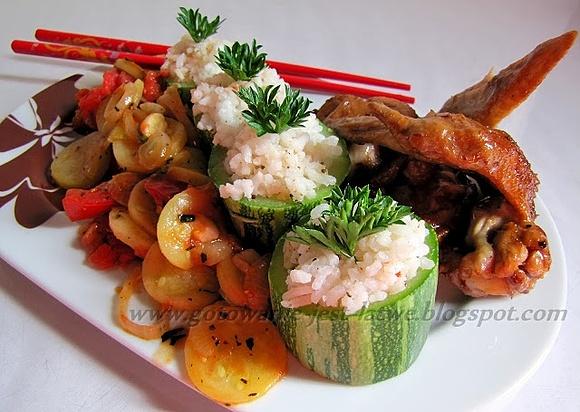 Skrzydełka teriyaki z ryżem i cukiniowym sushi