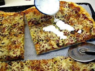 Pizza z wiejską kiełbasą