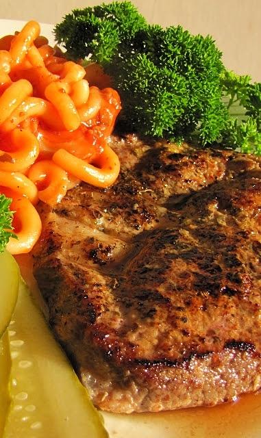 Stek w curry i makaron po węgiersku
