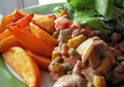 Aromatyczny gulasz z pieczonymi ziemniakami i sałatą