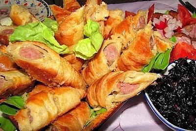 Biała kiełbasa w cieście francuskim z konfiturą z czerwonej cebuli