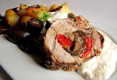 Roladki z pieczarkami i marynowanymi śliwkami z sosem chrzanowym