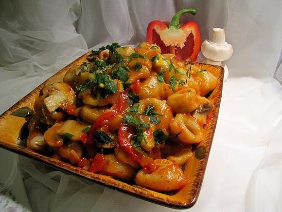 Tortellini z sosem meksykańskim i pieczarkami