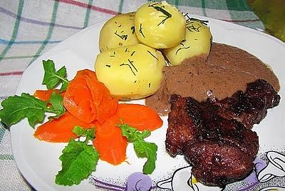 Karkówka w czarnych porzeczkach